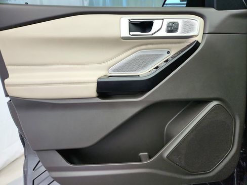 Used 2020 Ford Explorer Platinum w/ Premium Technology Package image 32