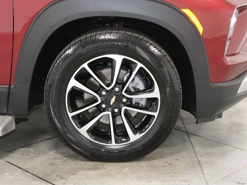 Used 2025 Chevrolet TrailBlazer LT w/ LT Cold Weather Package FWD image 13