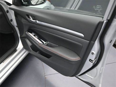 New 2025 Nissan Altima 2.5 SR image 36