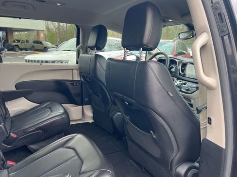 Used 2024 Chrysler Pacifica Touring-L image 24