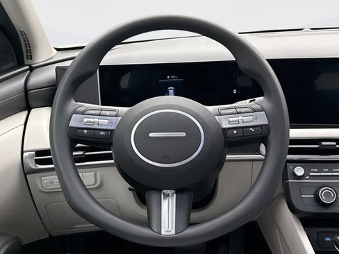 Used 2025 Hyundai Tucson SE image 12