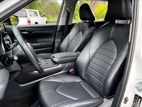 Used 2023 Toyota Highlander XLE image 7