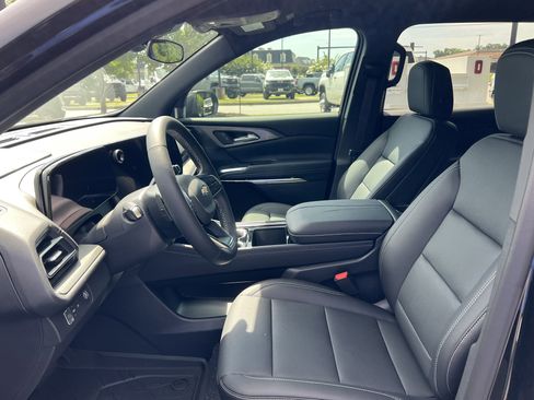 Used 2025 Chevrolet Traverse LT image 16
