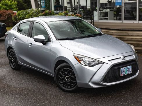 Used 2019 Toyota Yaris L FWD image 2