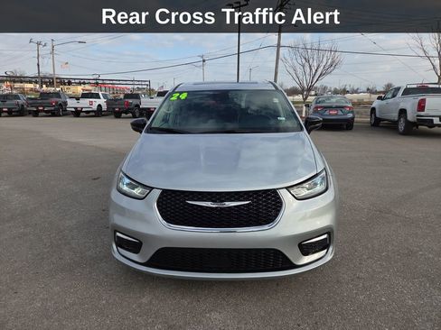 Used 2024 Chrysler Pacifica Limited image 10