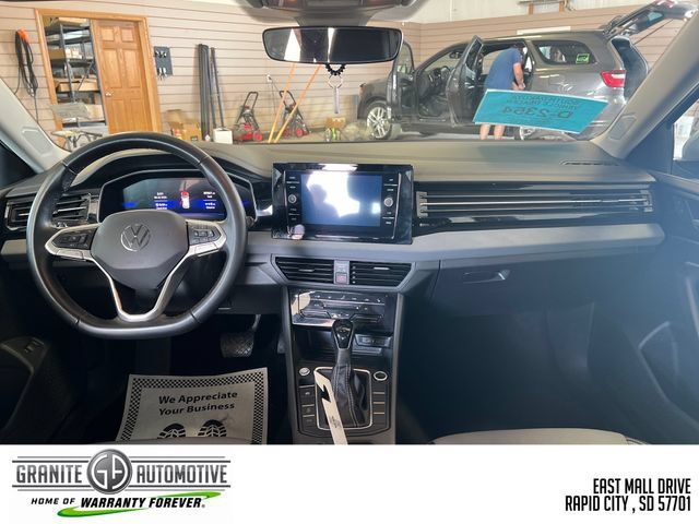 Used 2025 Volkswagen Jetta SE FWD image 21