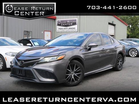 Used 2022 Toyota Camry SE FWD image 1