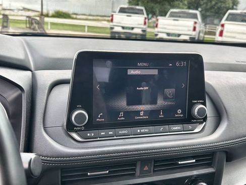 Used 2025 Nissan Rogue SV FWD image 13