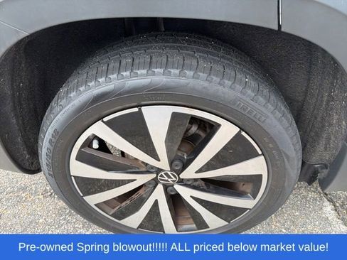Used 2022 Volkswagen Taos SE w/ Driver Assistance Package FWD image 12