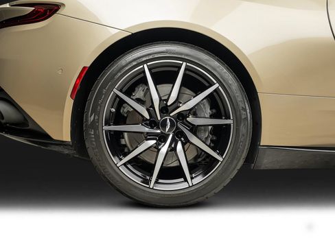 Used 2018 Aston Martin DB11 V12 RWD image 27