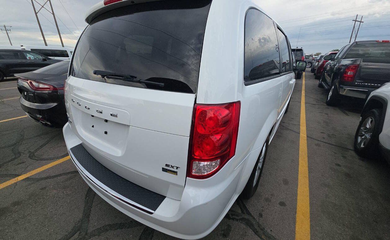Used 2016 Dodge Grand Caravan SXT FWD image 2