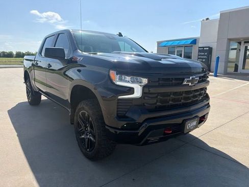Used 2025 Chevrolet Silverado 1500 LT Trail Boss w/ Convenience Package II AWD/4WD image 2