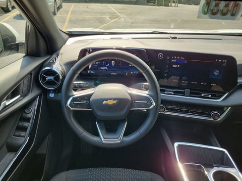 Certified 2025 Chevrolet Equinox LT FWD image 12
