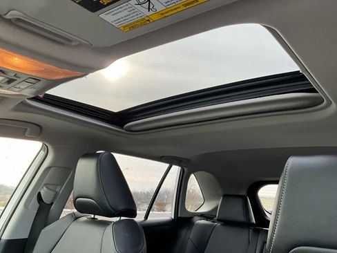 Used 2021 Toyota RAV4 XLE Premium image 28