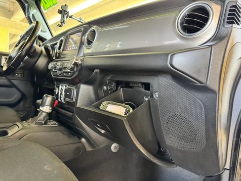 Used 2020 Jeep Wrangler Unlimited Sahara AWD/4WD image 27