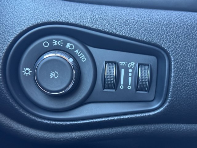 Certified 2022 Jeep Renegade Latitude w/ Convenience Group AWD/4WD image 23
