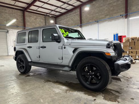 Used 2018 Jeep Wrangler Unlimited Sahara AWD/4WD image 5