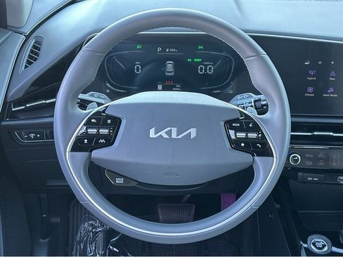 Certified 2025 Kia Niro EX image 11