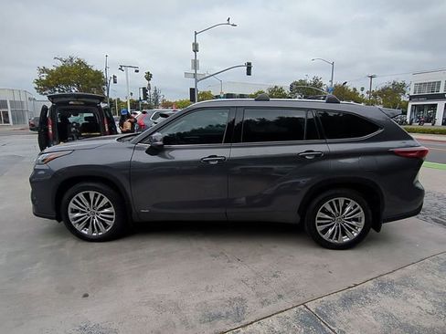 Used 2022 Toyota Highlander Platinum image 6
