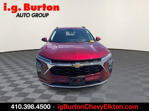 Used 2024 Chevrolet Trax LT w/ Sunroof Package FWD image 2