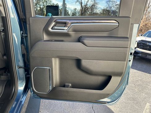 Used 2025 Chevrolet Silverado 2500 LTZ w/ LTZ Premium Package image 17