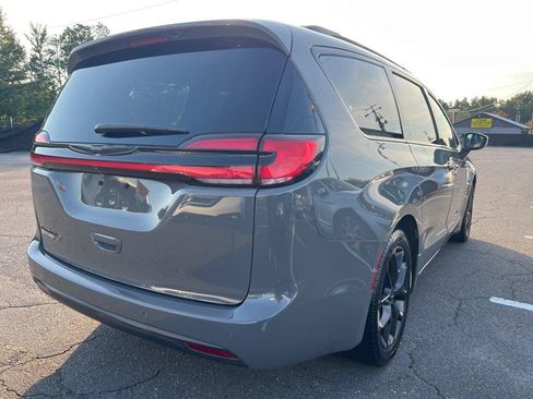 Used 2021 Chrysler Pacifica Touring-L w/ Uconnect Theater Family Group FWD image 4