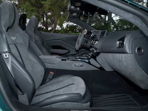 Used 2023 Aston Martin V8 Vantage Roadster image 18