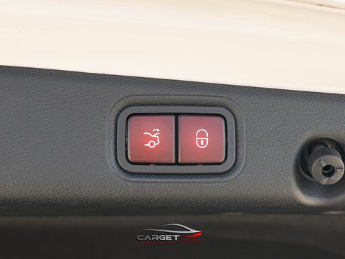 Used 2017 Mercedes-Benz E 300 4MATIC image 46