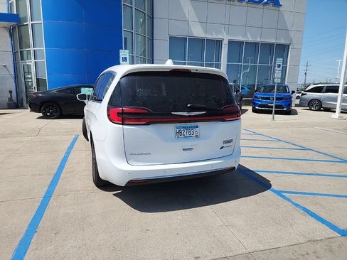 Used 2022 Chrysler Pacifica Touring-L FWD image 9