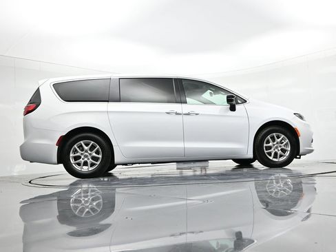 Used 2024 Chrysler Pacifica Touring-L image 21
