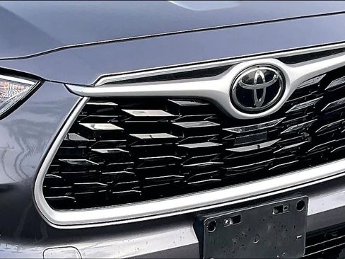 Used 2022 Toyota Highlander LE image 29