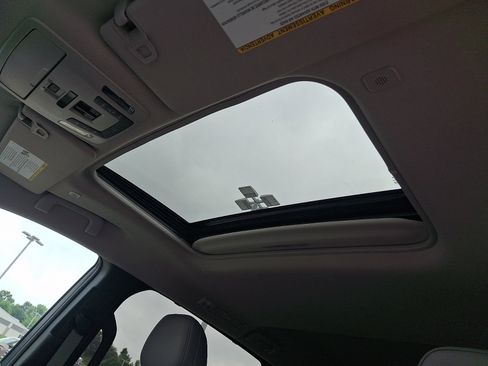Certified 2025 Toyota Sienna XLE FWD image 17