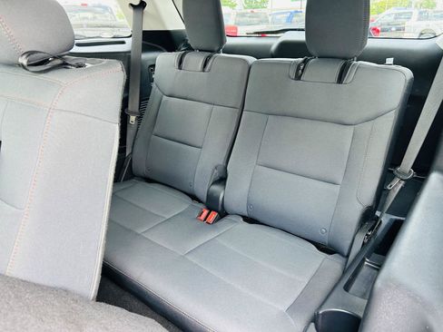 Used 2025 Ford Explorer Active AWD/4WD image 30