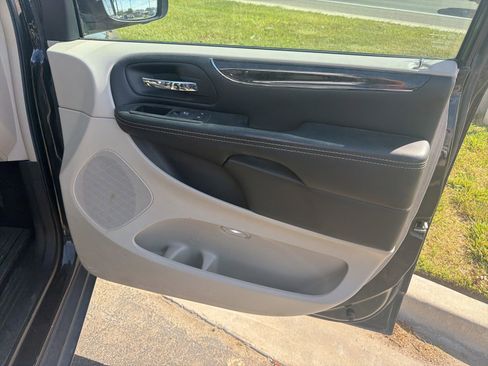 Used 2015 Chrysler Town & Country Limited Platinum FWD image 20