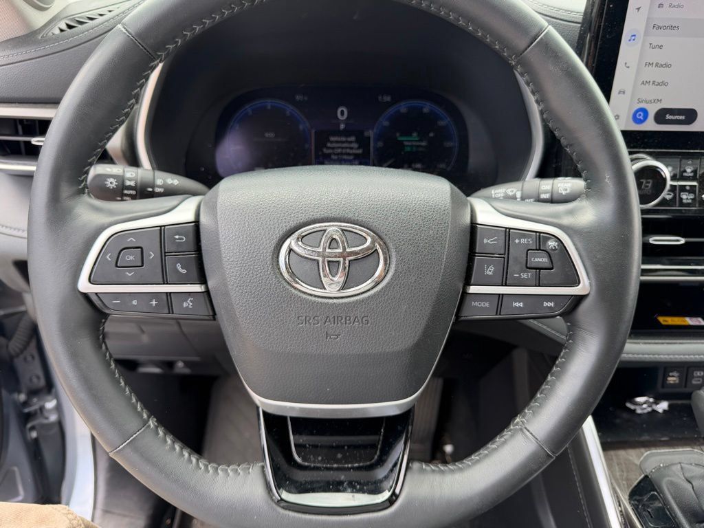 Used 2024 Toyota Highlander Limited FWD image 25
