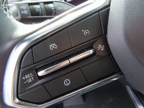 Used 2025 Chevrolet Traverse LT image 16