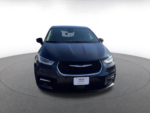 Used 2023 Chrysler Pacifica Touring-L image 4