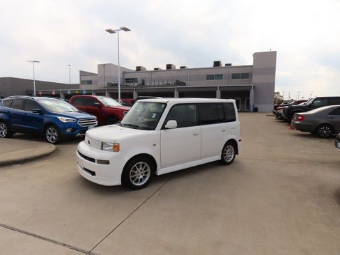Used 2006 Scion xB image 2