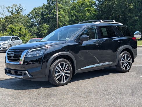 Used 2025 Nissan Pathfinder Platinum w/ Cargo Package FWD image 5
