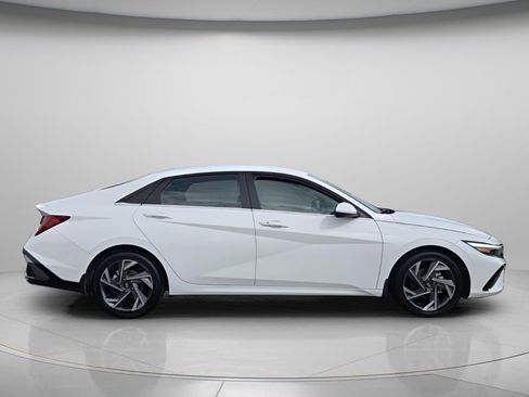 Certified 2025 Hyundai Elantra SEL FWD image 4