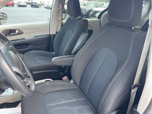 Used 2023 Chrysler Voyager LX FWD image 14