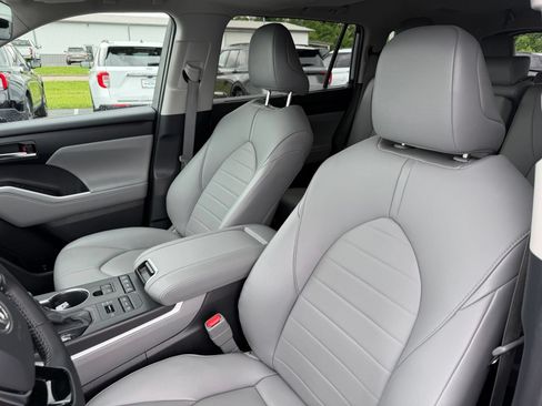 Used 2021 Toyota Highlander XLE AWD/4WD image 13