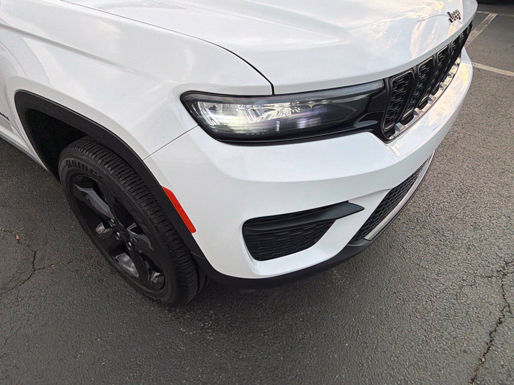 Used 2024 Jeep Grand Cherokee Altitude AWD/4WD image 15