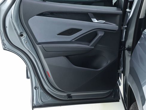 New 2025 Volkswagen Tiguan SE image 17