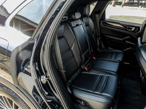 Used 2022 Porsche Cayenne image 38