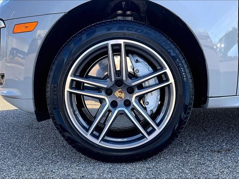 Used 2021 Porsche Macan Turbo image 7