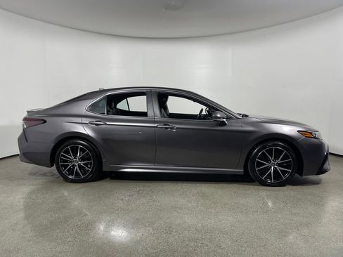 Certified 2022 Toyota Camry SE image 2