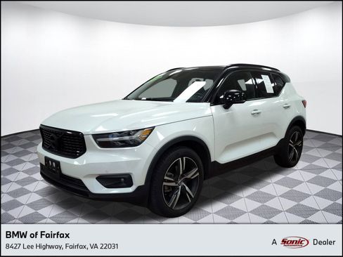 Used 2022 Volvo XC40 T5 R-Design image 1