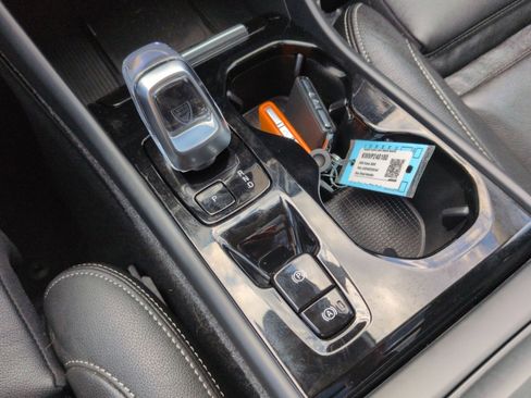 Certified 2024 Volvo XC40 B5 Ultimate w/ Protection Package Premier image 22