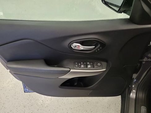 Used 2021 Jeep Cherokee Limited AWD/4WD image 11